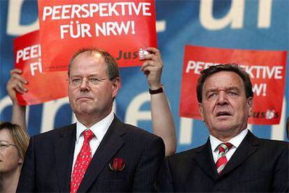 El candidato socialdemócrata en las elecciones de Renania del Norte-Westfalia, Peer Steinbrueck, junto al canciller, Gerhard Schröder (derecha).