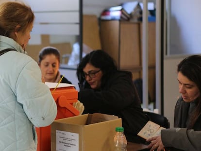 Una mujer vota en el pre-referéndum para la eventual derogación de la ley trans en Uruguay