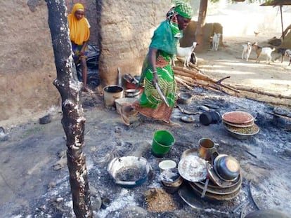 Mujeres inspeccionan sus casas en Ashugashia tras el ataque de Boko Haram.