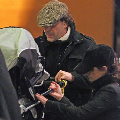 Javier Bardem y Penélope Cruz, con el coche de Leo.