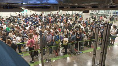 Colas en el control de pasaportes en el aeropuerto de Madrid-Barajas el pasado mes de junio.