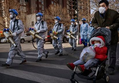 Voluntarios chinos con equipos de desinfección en Pekín, China, el pasado 5 de marzo.