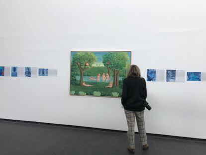 Una visitante ante un cuadro de Isabel Villar en la muestra 'Historia del arte' del CA2M.