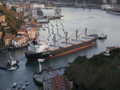 Un buque de gran tonelaje entra en la bahía de Pasajes.