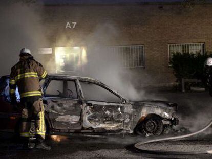 Bomberos apagan el fuego en un coche en Kista.