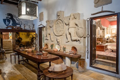 Los Guth compraron varias casas tradiciones en Úbeda que se dedicaron a recuperar. En la imagen, comedor del Palacio de los Medinilla, con una de sus famosas mesas de madera tropical de una sola pieza. |