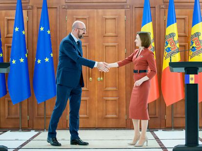 La presidente moldava, Maia Sandu, saludaba este miércoles al presidente del Consejo Europeo, Charles Michel en Chisinau, la capital moldava.