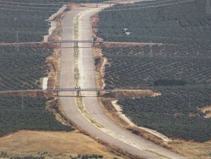 Foto a&eacute;rea de un tramo paralizado de la SE-40.