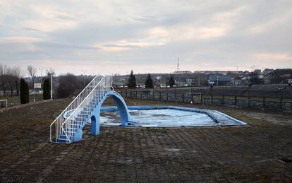 'Basen dla niepływających, z cyklu A-Z (Gabloty edukacyjne)', 2007 © Andrzej Tobis