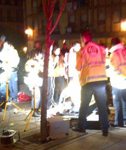 Los médicos del SAMUR atienden a la mujer que ha muerto por consumo de heroína.