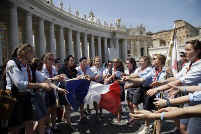 Peregrinos franceses congregados en la Plaza de San Pedro en el Vaticano.