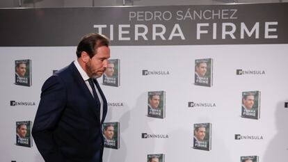 Óscar Puente, a su llegada a la presentación de 'Tierra firme', el último libro de Pedro Sánchez, este lunes en Madrid.