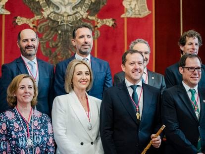 El nuevo alcalde de Toledo, Carlos Velázquez (PP), posa con la vara de mando junto a la concejala de Vox Inés Cañizares, durante la sesión de constitución del Ayuntamiento de Toledo, el pasado 17 de junio.