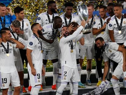 Carvajal levanza el trofeo junto a sus compañeros, al término de la final de la Supercopa de Europa disputada por el Real Madrid y el Eintracht Frankfurt este miércoles en el Estadio Olímpico de Helsinki.