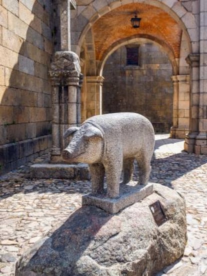 Escultura del cerdo que, cada año, es cebado por los vecinos del pueblo. Antes se daba a la familia más pobre; ahora se subasta y el dinero se destina a fines sociales.