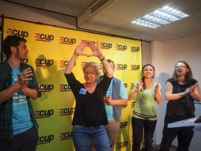 María José Lecha, candidata de Capgirem Barcelona, celebra els resultats.