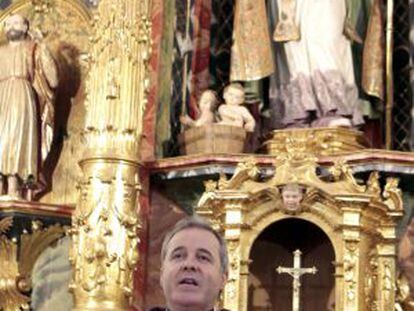 El obispo de Bilbao, Mario Iceta, durante la misa que ha oficiado en la iglesia de San Nicol&aacute;s de Bari en Pobe&ntilde;a.