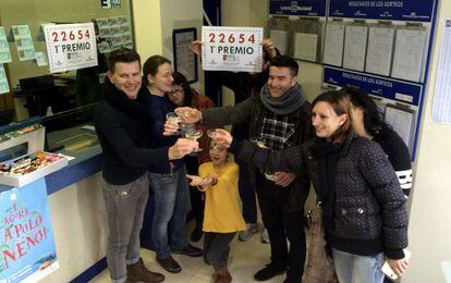 Un grupo de personas en la administración de loteria de Pontecesures donde se ha vendido el primer premio.