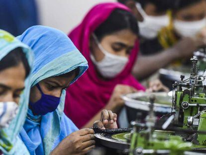 Un grupo de trabajadoras en una fábrica textil en Asulia, en Bangladés, el pasado 7 de abril.