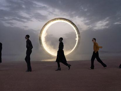 Imagen del último desfile de hombre de Saint Laurent en el desierto de Marruecos.