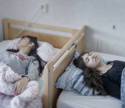 La Djeneta (dreta) no respon a res des de fa dos anys i mig, i la seva germana, la Ibadeta, des de fa més de sis mesos, a l’hospital de Horndal, Suècia.