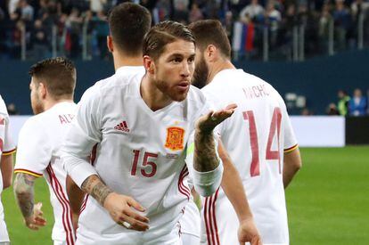 El jugador de España, Sergio Ramos, celebra su segundo gol, el tercero para la selección.
