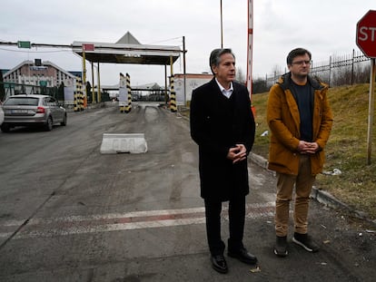 Antony Blinken y el ministro de Exteriores de Ucrania, Dmytro Kuleba, este sábado en el paso de Korczowa, en la frontera entre Polonia y Ucrania.