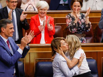 El presidente del Gobierno, Pedro Sánchez, junto a la ministra de Transportes, Movilidad y Agenda Urbana, Raquel Sánchez, y la vicepresidenta segunda y  ministra de Trabajo y Economía Social, Yolanda Díaz, se felicitan tras la aprobación del proyecto de Ley por el Derecho a la Vivienda.