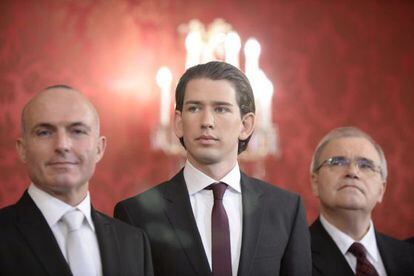 Sebastian Kurz, en en el centro, durante la toma de posesi&oacute;n del nuevo Gobierno austriaco. 