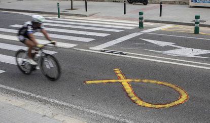 Un lazo amarillo en en la calzada de la N-2, a la altura de Barcelona. 