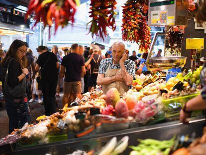 Clientes y dependientes en un mercado en Barcelona.