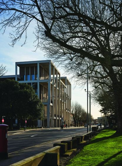 Centro universitario Town House, en la Kingston University de Londres, obra de Grafton Architecs