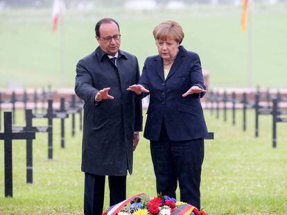Fran&ccedil;ois Hollande y Angela Merkel en el cementerio militar de Verd&uacute;n