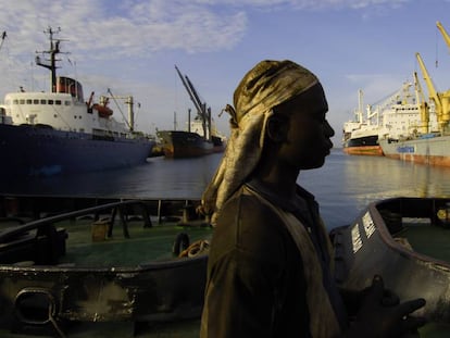 Un mec&aacute;nico de camiones en el puerto de Tema, Ghana.