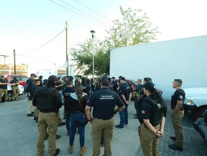 Agentes de la Fiscalía el 29 de mayo frente a la bodega de evidencias de la dependencia en Guadalajara (Estado de Jalisco).