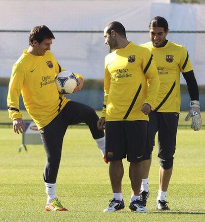 Messi bromea con Mascherano durante un entrenamiento del Barcelona en Japón.