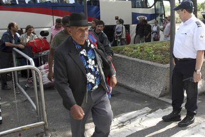 Un grupo de gitanos llega al aeropuerto de Marsella, antes de ser expulsados ayer de Francia.