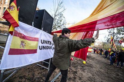 Un ciudadano asiste al acto de celebración del 40º aniversario de la Constitución, en Girona.