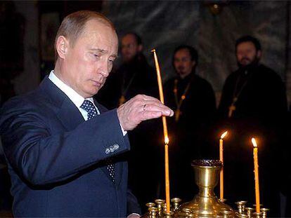 Putin enciende una vela en la catedral ortodoxa de Budapest, ayer.