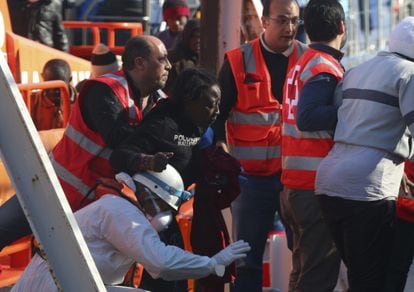 Varios de los inmigrantes rescatados de la patera localizada el 5 de diciembre de 2014 en aguas del mar de Alborán, a su llegada al puerto de Almería.