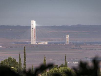Una de las Torres de la Plataforma solar Sol&uacute;car de la empresa Abengoa en Sanlucar la Mayor (Sevilla). 