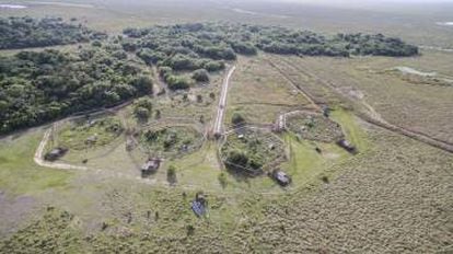 Vista aérea de los corrales del centro de reinserción de Rewilding Argentina, en los Esteros del Ibera.