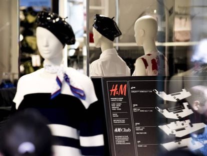 Maniquíes en el escaparate de una tienda de H&M