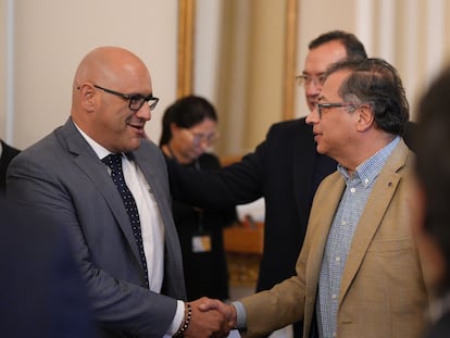 Gerardo Yepes Caro, representante a la Cámara del Partido Conservador por Tolimá, saluda a Gustavo Petro, en una imagen compartida el 28 de marzo.