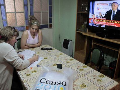 Una funcionaria realiza el censo en una casa de Rosario en 2010, mientras la televisión informa de la muerte del ex presidente Néstor Kirchner.