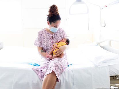 Una madre con su recién nacida, en febrero pasado, en el Hospital Materno Infantil Vall d’Hebron de Barcelona.