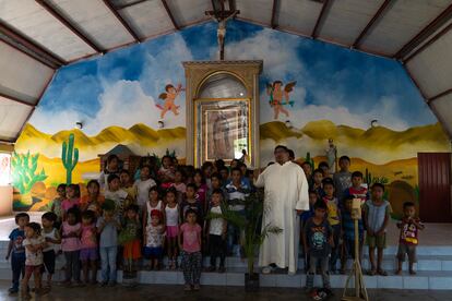 Priest Filiberto Velázquez Florencio during his visit to Nuevo Caracol in the municipality of General Heliodoro Castillo, Guerrero.