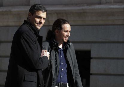 Un gesto entre Pedro S&aacute;nchez y Pablo Iglesias antes de su reuni&oacute;n del 30 de marzo de 2016.