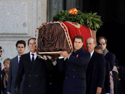 Cristóbal Martínez-Bordiú, Luis Alfonso de Borbón, Francis Franco, Jaime Martínez-Bordiú y otros familiares sostienen el féretro del dictador.