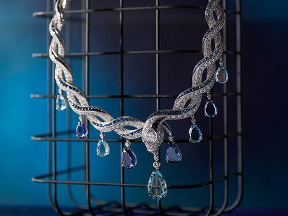 El Serpenti Blue Heaven, compuesto de cuatro tanzanitas, cinco aguamarinas y dos diamantes, todos en forma de pera,
engastados en un collar con más de 200 pequeños zafiros.